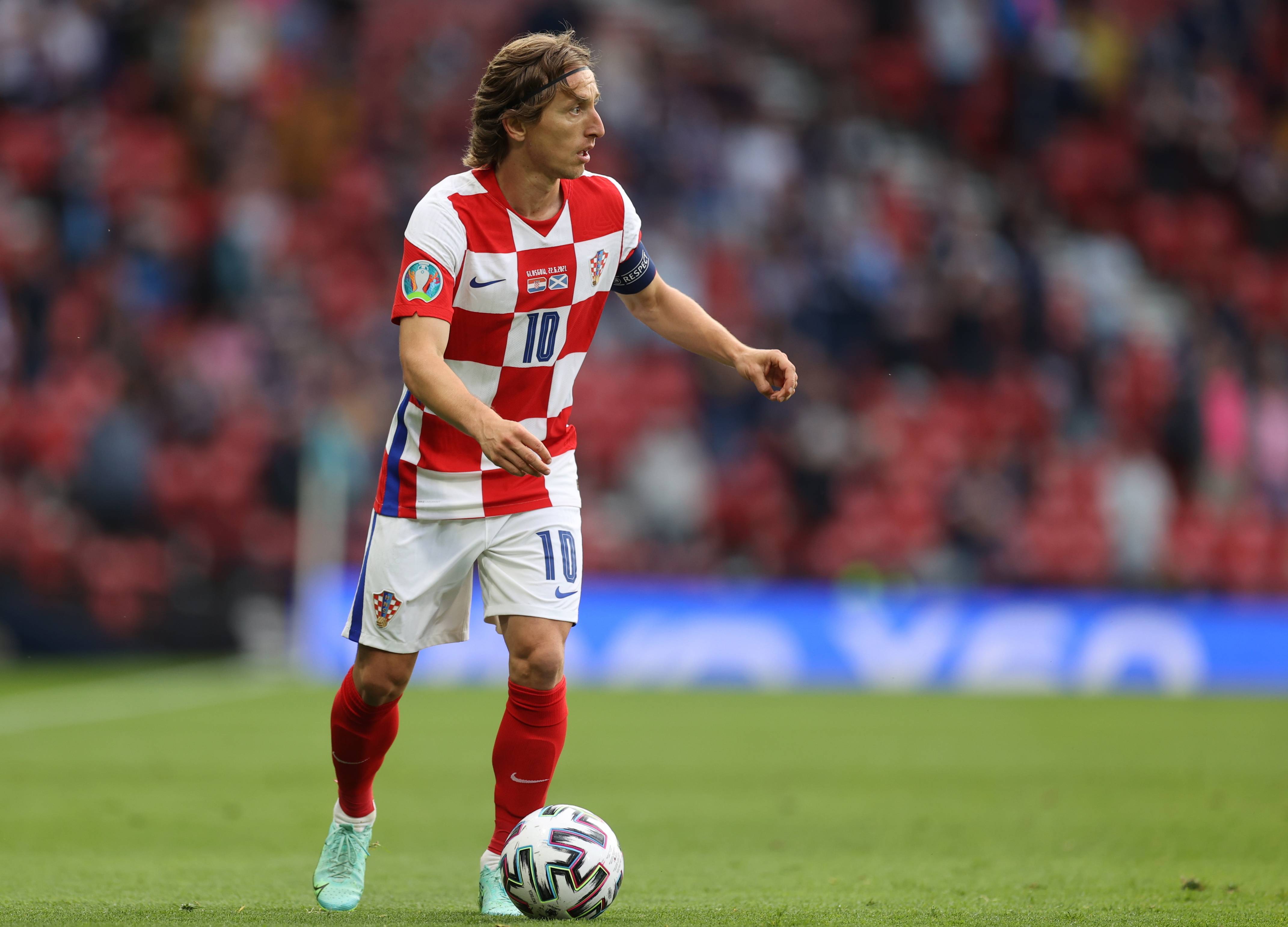 梅西职业生涯获得13座联赛冠军：西甲10冠、法甲2冠、美职联1冠