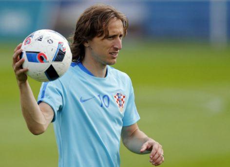 英超战报：福登传射，迪亚斯世界波，曼城3-0十人桑德兰