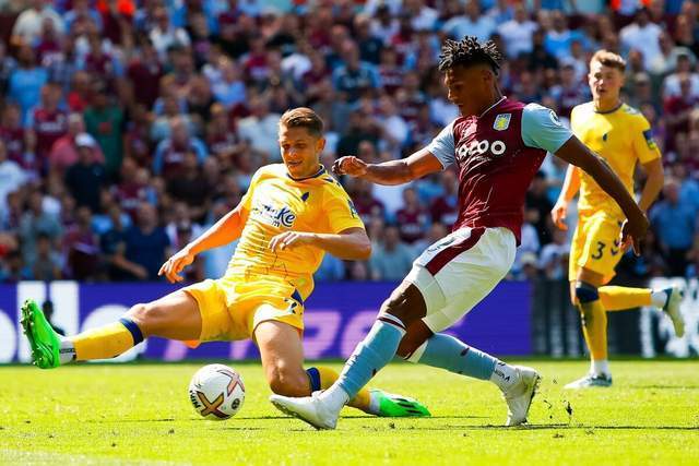 东西部得分王各砍10分，詹姆斯贡献劈扣，两队首节战平