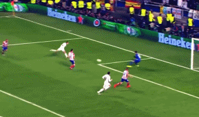 中场核心连续突破防守制造射门机会